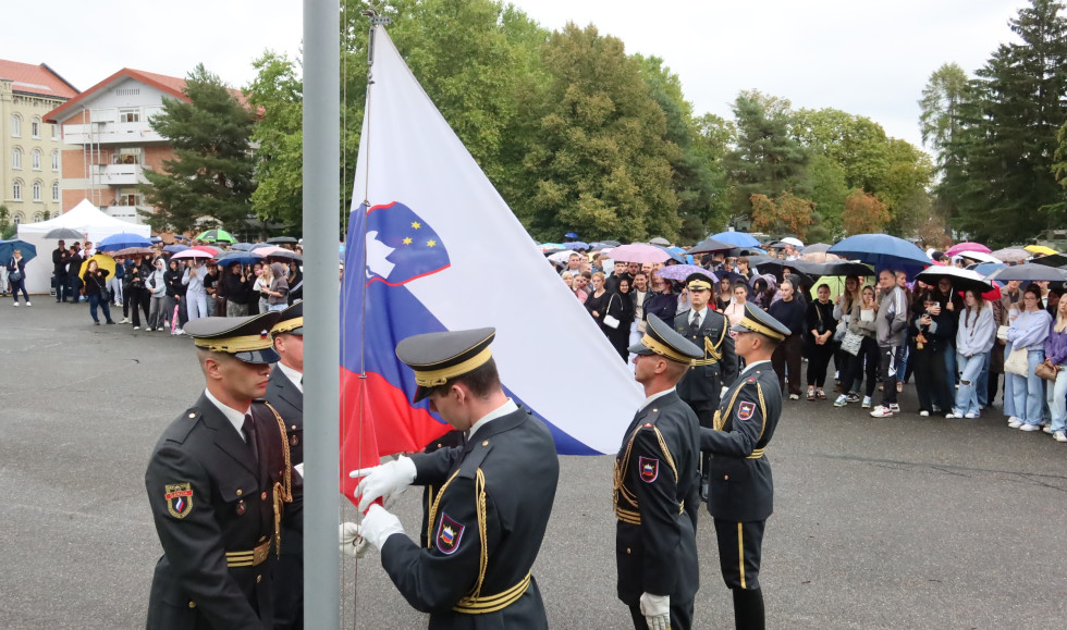 Častna četa dviga slovensko zastavo ob začetku dogodka