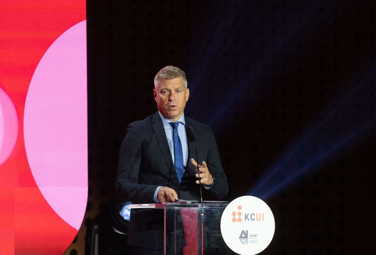 Minister mag. Hajdinjak na Brdu nagovoril udeležence konference Evolucija.AI 2026