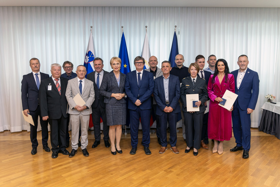 Skupinska fotografija dobitnikov priznanj civilne obrambe