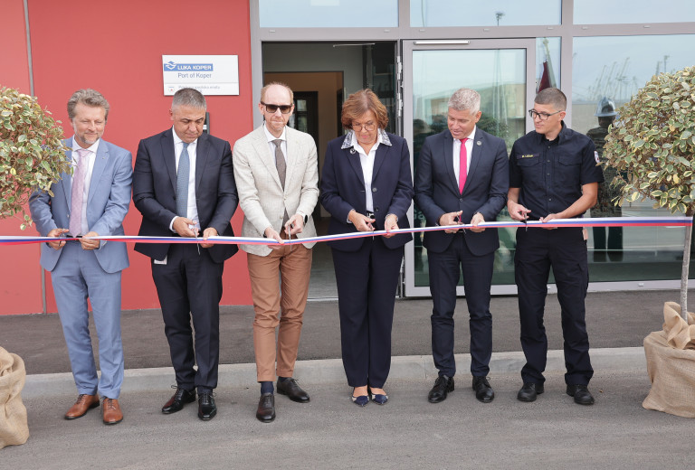 Minister Hajdinjak ob odprtju novega gasilskega doma v Luki Koper: Varnost se začne z ljudmi