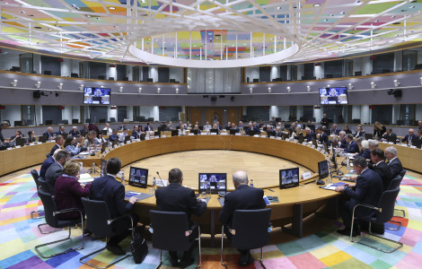 a034a996 fd38 4ea4 91b5 523066eab9ed (The conference participants are seated around a round table. Above them is a ceiling with lighting and a geometric pattern.)