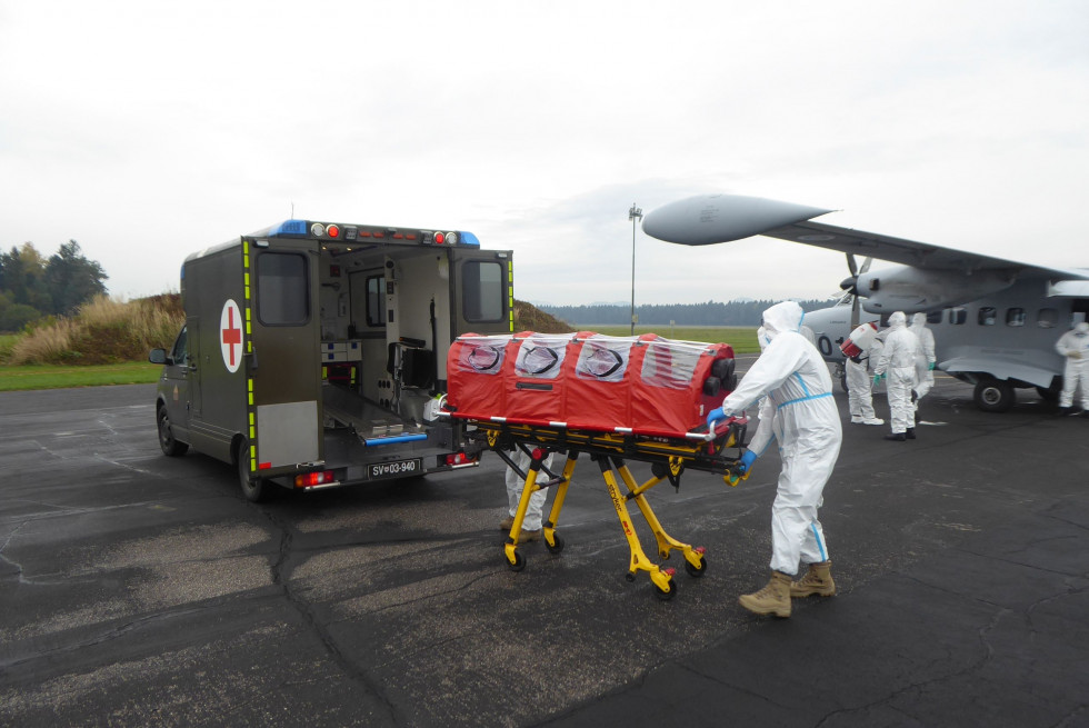 Medicinsko vojaško vozilo je pripeljalo medicinski modul, ki ga bo osebje namestilo v letalo