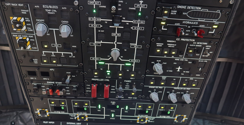 Številna stikala in opozorilne lučke na stropu kabine letala