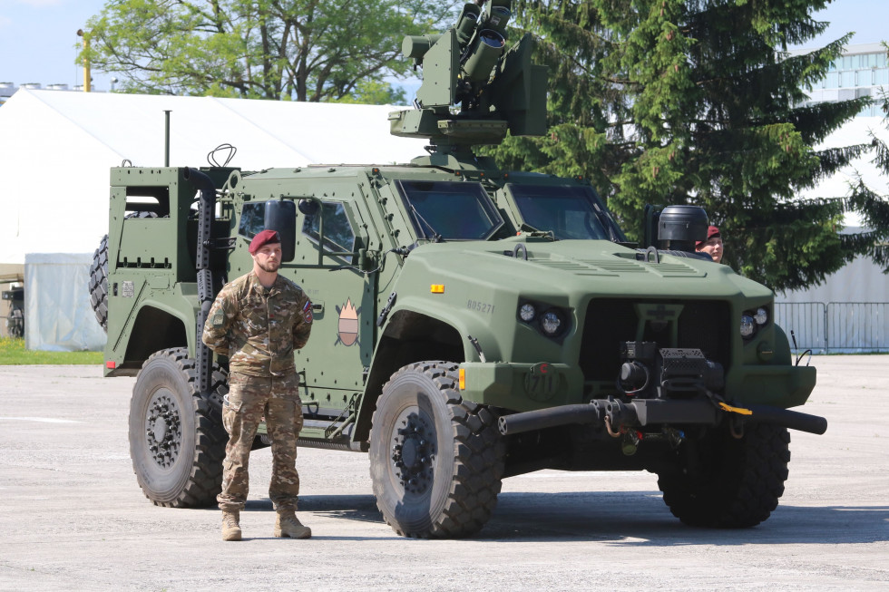 Oklepno vozilo na ploščadi voajšnice. Ob njem stoji vojak Slovenske vojske.
