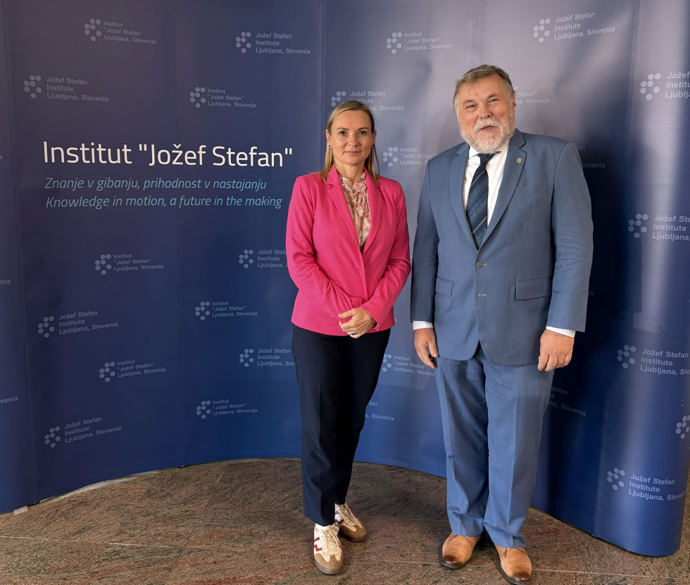 Ministrica in direktor pred steno z napisom Institut Jožef Stefan.