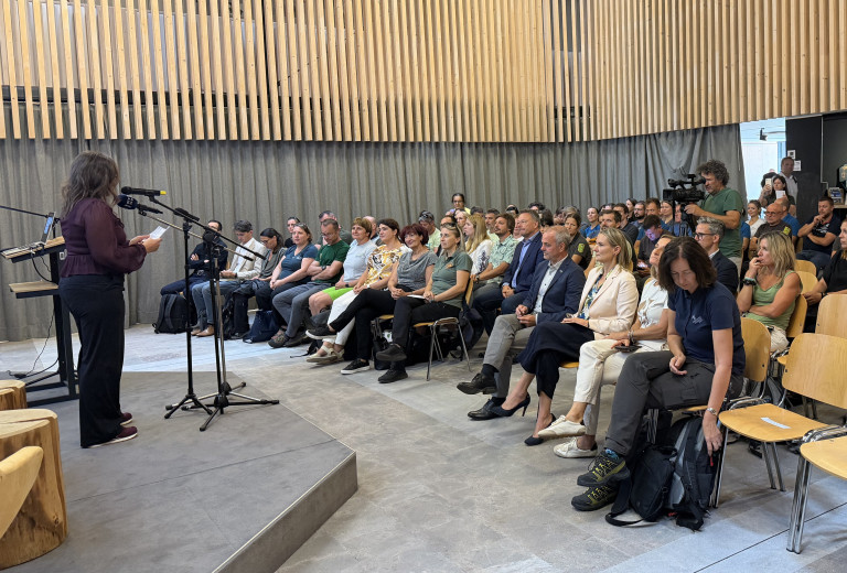 Ministrica Rifelj z zaposlenimi naravnih parkov o učinkovitem upravljanju zavarovanih območij