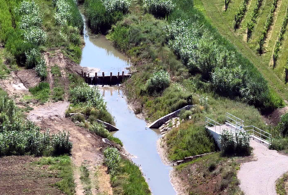 Kanal ob poljih in začasna zajezitev vode.