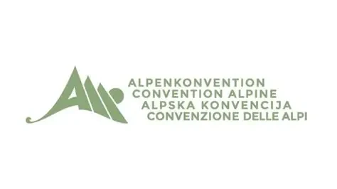 Logo v zeleni barvi in v štirih jezikih napisano: alpska konvencija 