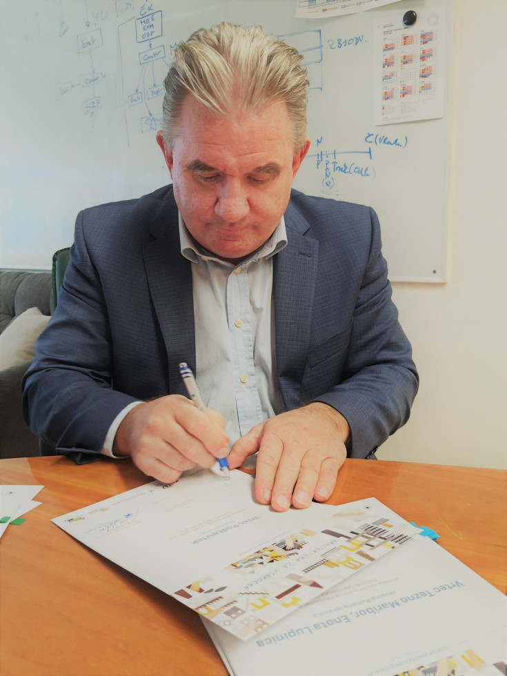 Minister mag. Andrej Vizjak podpisuje priznanja zmagovalcem natečaja Vseslovenski dan habitata 2020.