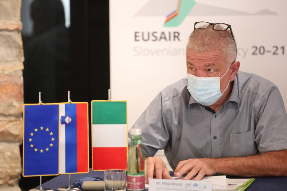 Dr. Mitja Bricelj na novinarski konferenci