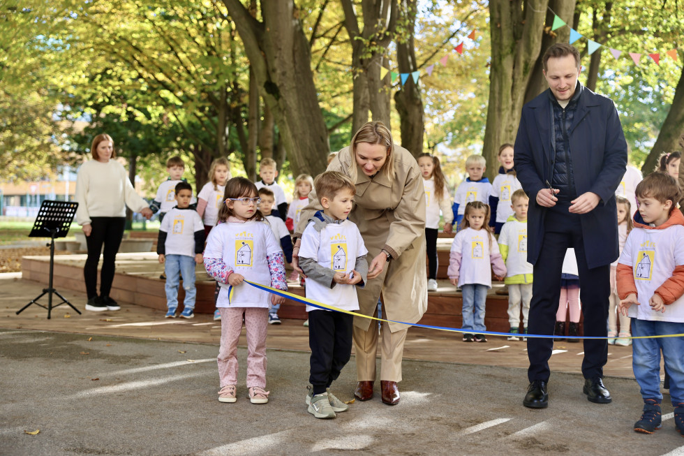 Ministrica na slovesnosti odpira igrišče