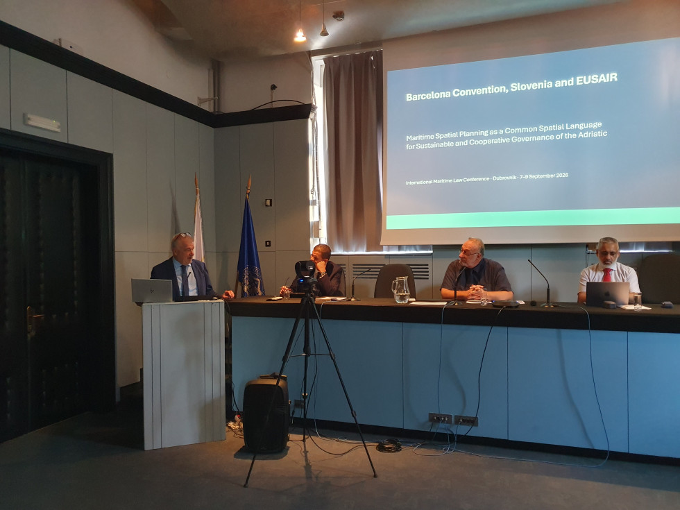 Govorec z odra nagovarja zbrane na konferenci