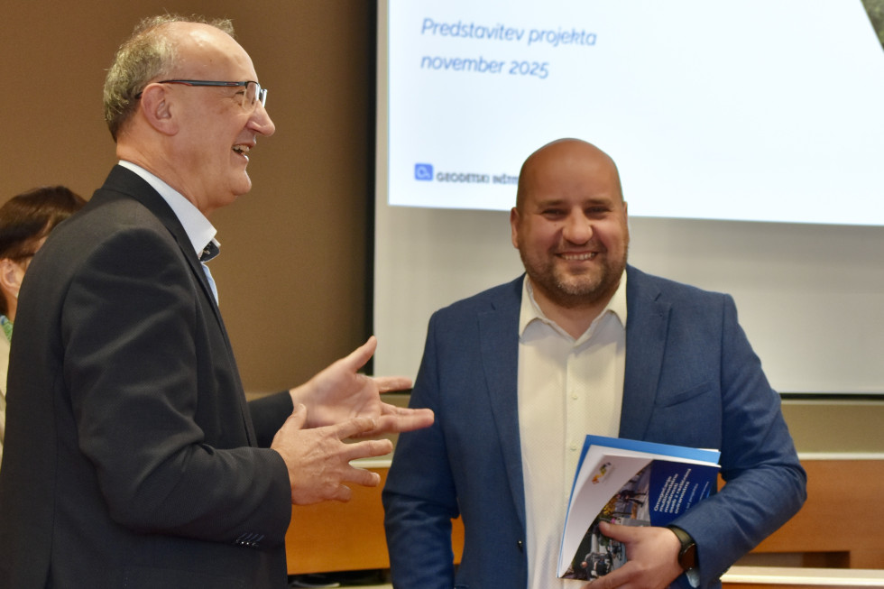 mag. Rener in podžupan stojita in se pogovarjata
