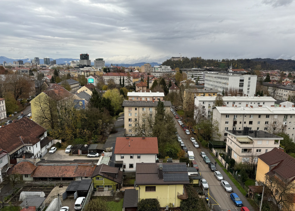 Mesto s prikazom ulic, cest, avtomobilov, meglen, onesnažen zrak