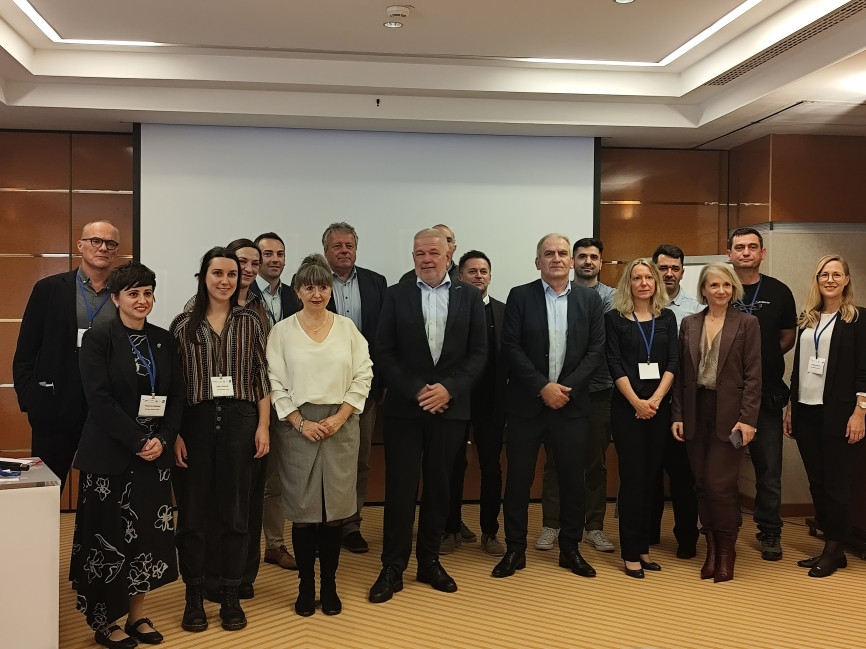 Udeleženci konference pozirajo za skupinsko fotografijo