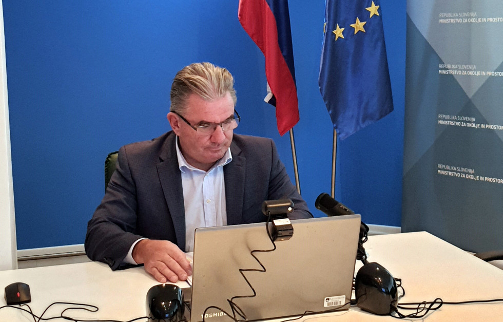 Minister sedi za mizo pred računalnikom