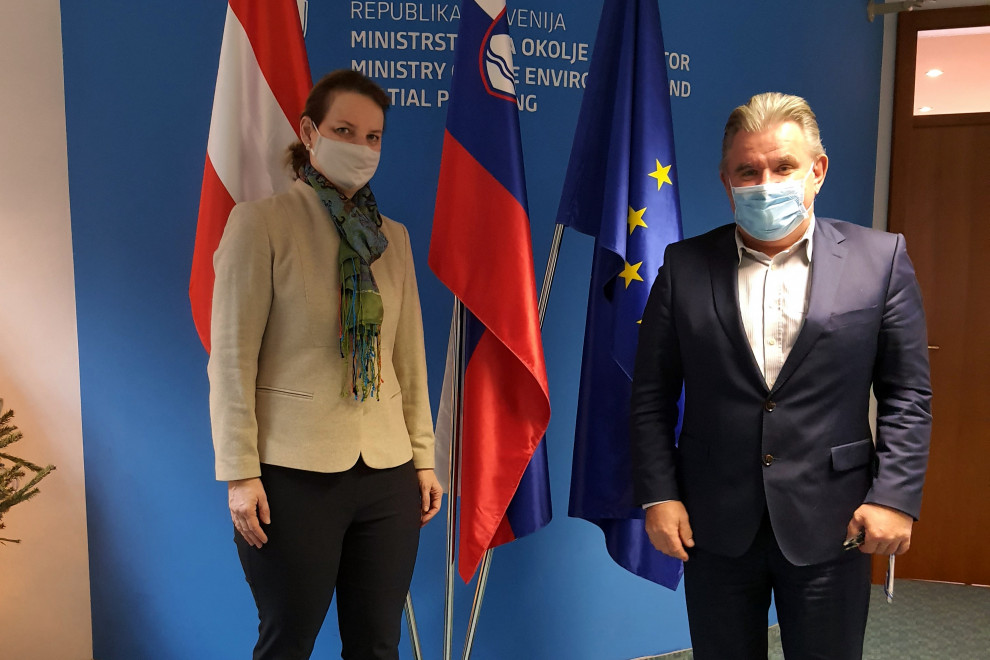 Stojita pred slovensko in evropsko zastavo