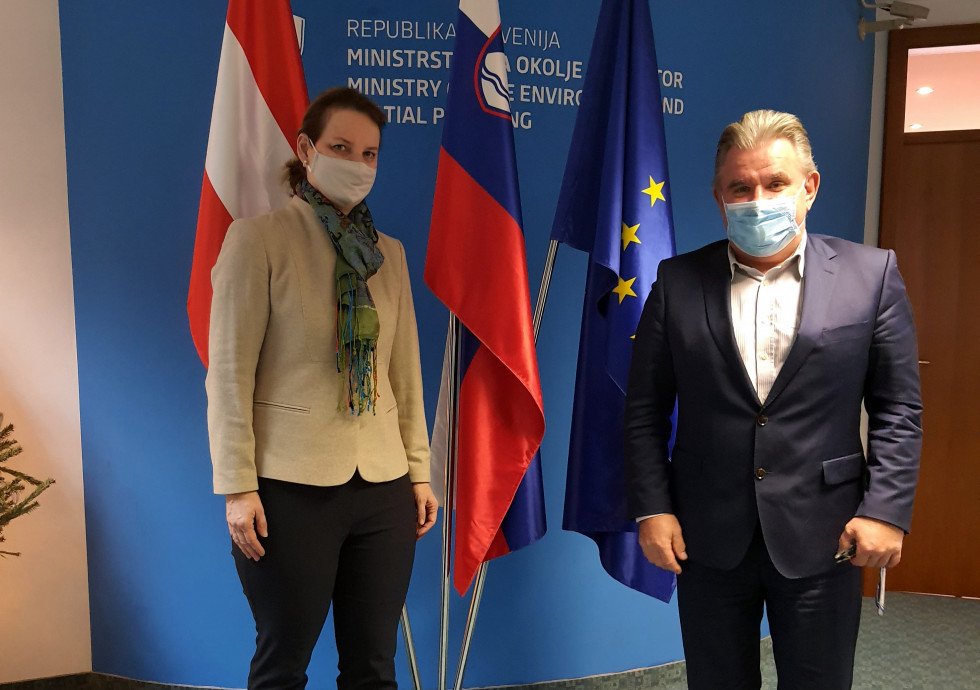 Stojita pred slovensko in evropsko zastavo