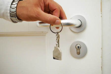Ilustrativna slika (roka, ki drži stanovanjski ključ))