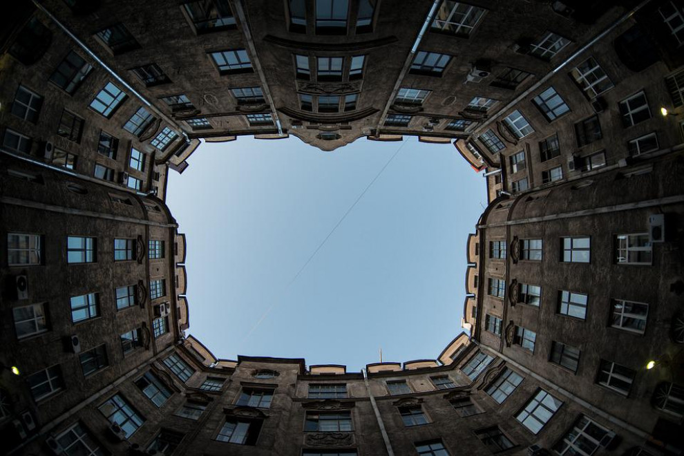 Slika stavb iz žabje perspektive
