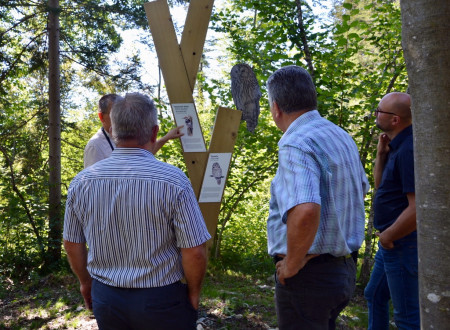 Minister si ogleduje informativne table o pticah s tega področja