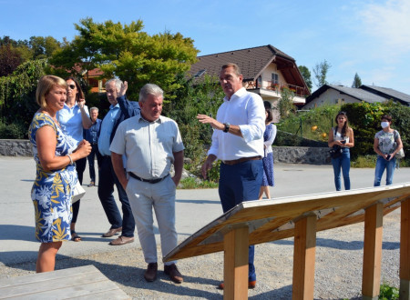 Minister si ogleduje informativno tablo pred Podpeškim jezerom