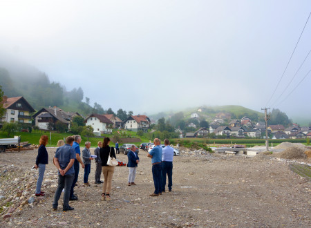 Udeleženci si ogledujejo izravnavo zemljišča - nasutje s peskom ob Poljanski Sori
