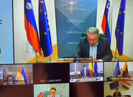 Fotografija zaslona na katerem je minister in istočasno posnetki vseh sodelujočih ministrov