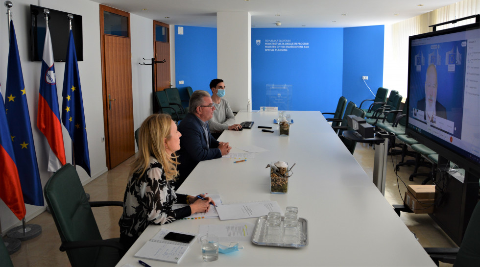 Minister Vizjak in sodelavca na spletnem sestanku z izvršnim podpredsednikom Komisije Timmermansom