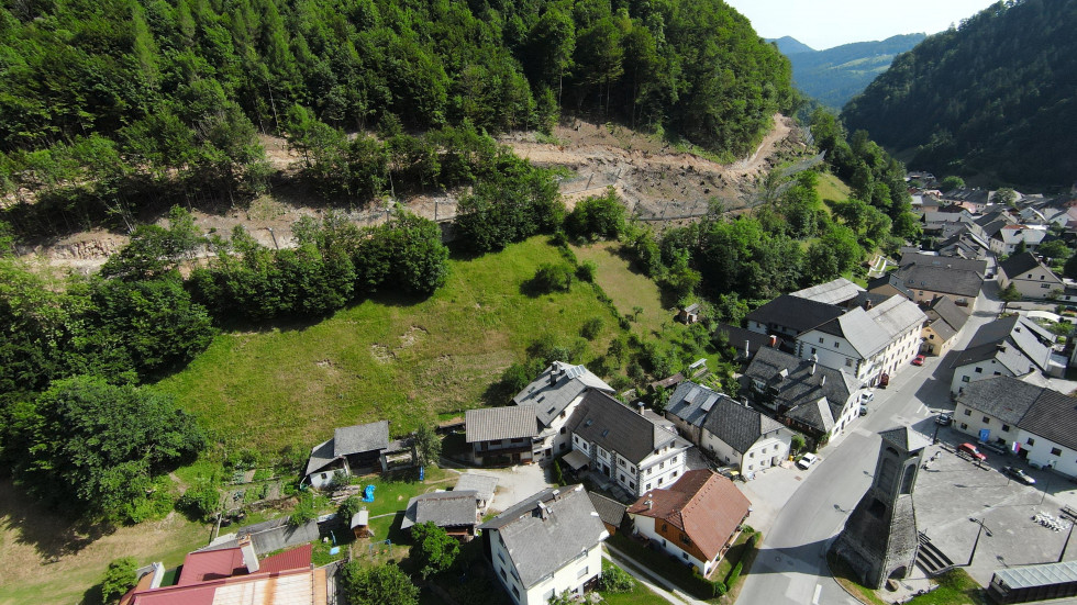 Podajno-lovilnima ograja nad naseljem Na plavžu v  Železnikih