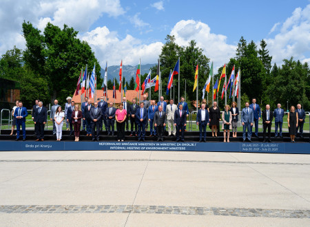 Skupinska fotografija vseh ministrov pred zastavami držav članic EU