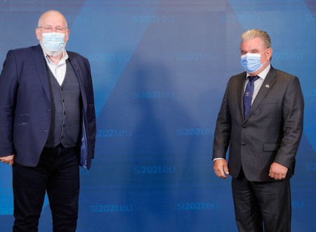 stojita pred modrim ozadjem z napisom slovensko predsedovanje