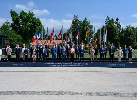 skupinska fotografija vseh vodij delegacij, na podiju pred zastavami