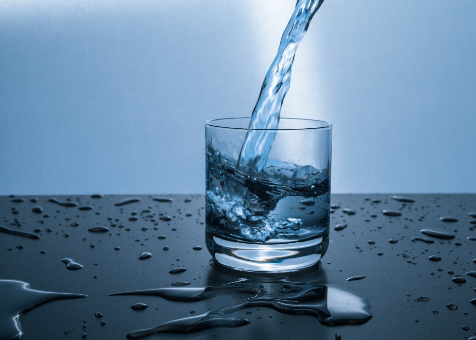 Ilustrativna slika kozarec vode
