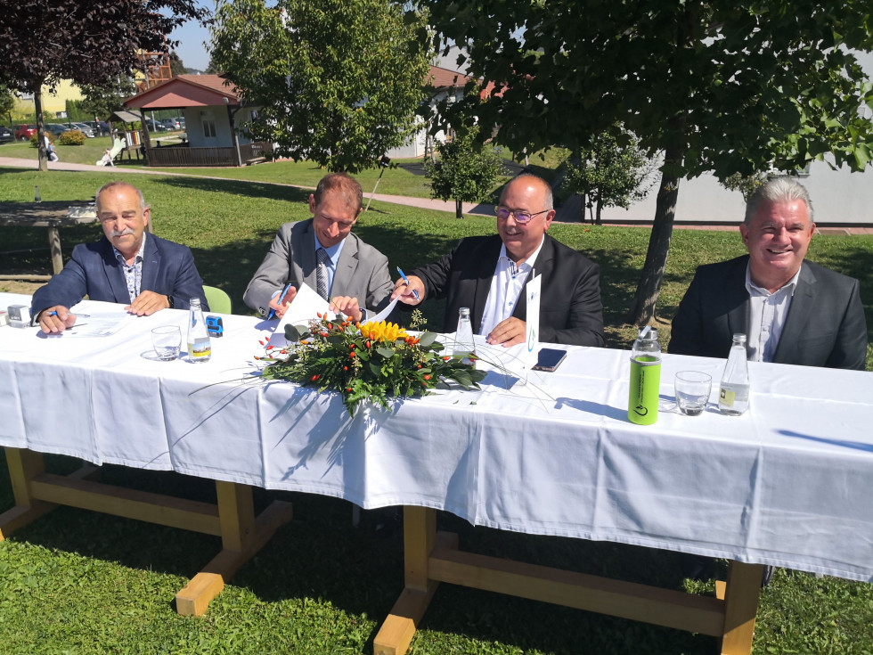 Minister mag. Vizjak prisostvuje podpisu izvajalskih pogodb za gradnjo čistilne naprave Lenart