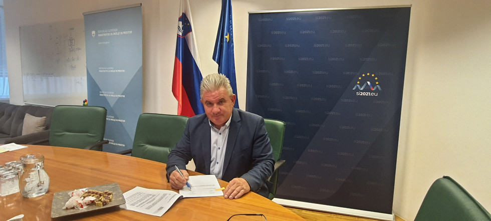 Minister mag. Andrej Vizjak pogodbe o sofinanciranju gradnje kanalizacije v občini Radovljica