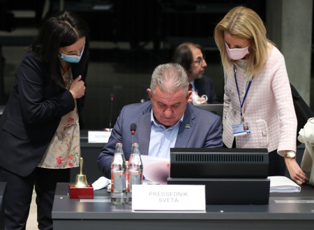 Minister Vizjak sittinh behind the table in conversation with colleagues