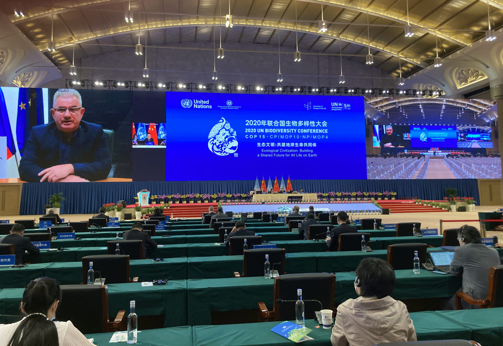 Minister mag. Andrej Vizjak v nagovoru, ki je predvajan na velikem zaslonu v dvorani  na Kitajskem
