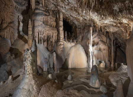 stalagmiti in stalaktiti v jami
