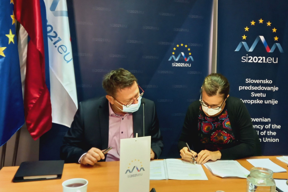 Generalni direktor Direktorata za prostor, graditev in stanovanja Georgi Bangiev (levo)