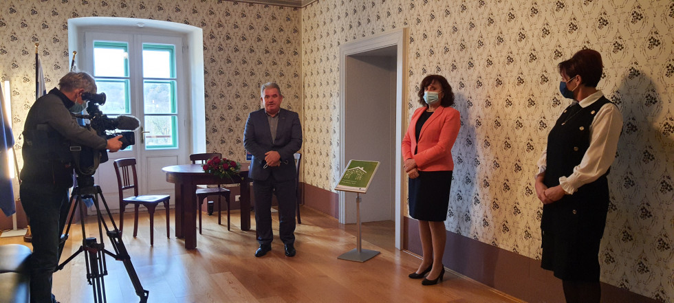 Minister mag. Andrej Vizjak stoji v dvoranimed izjavo za medije 