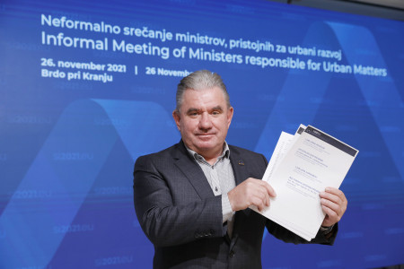 Minister pred ozadjem dogodka v rokah drži sprejet dokument - Ljubljansko agendo