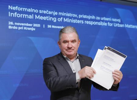 Minister pred ozadjem dogodka v rokah drži sprejet dokument - Ljubljansko agendo