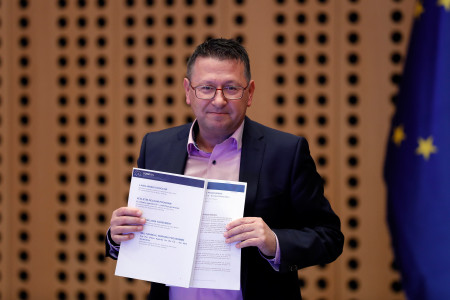 Generalni direktor Georgi Bangiev v rokah drži dokument - sprejet Ljubljanski dogovor
