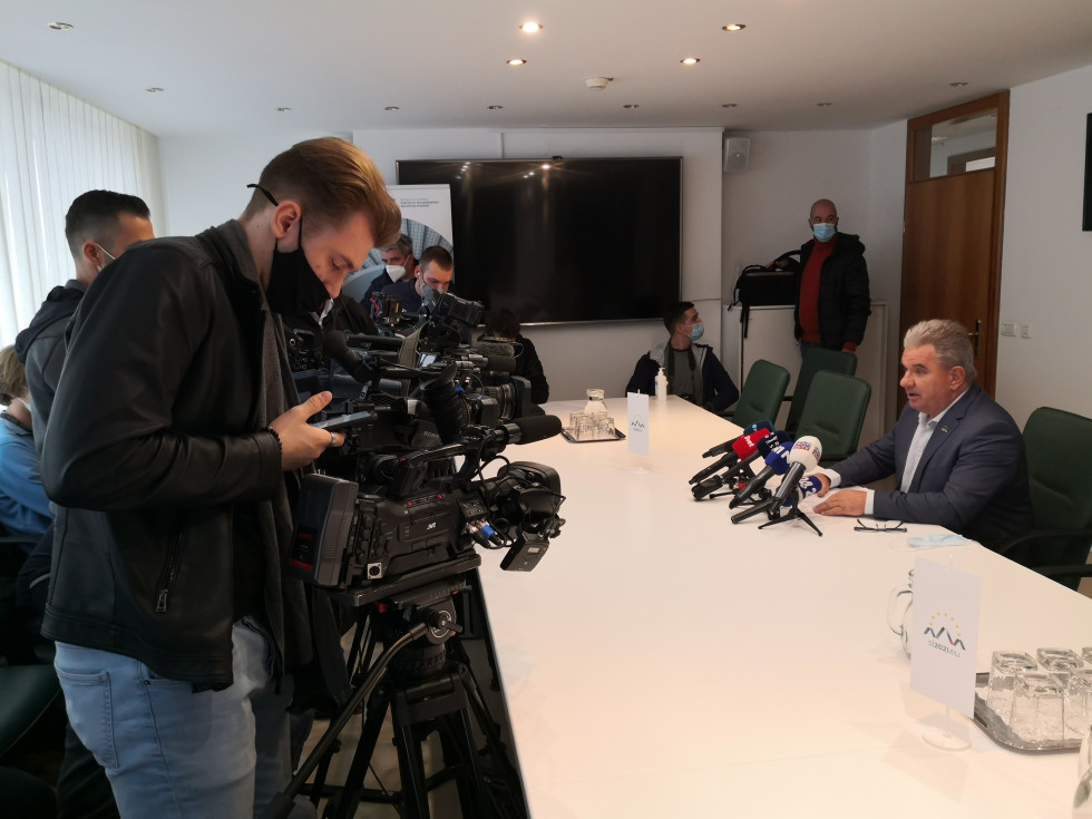 Minister mag. Vizjak na današnji izjavi za medije; v ospredju snemalci 