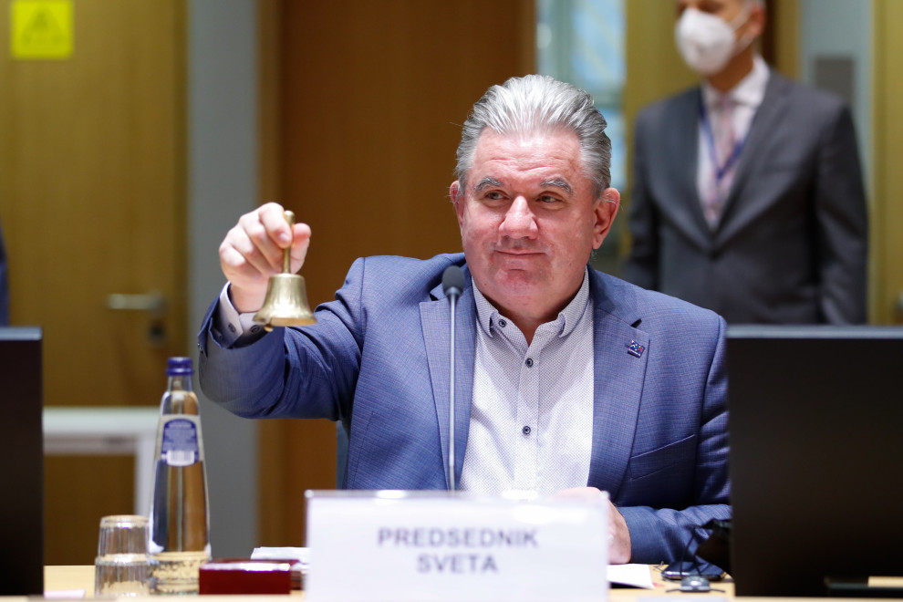 Minister Vizjak sedi za mizo z zvončkom, s katerim oznanja začetek zasedanja