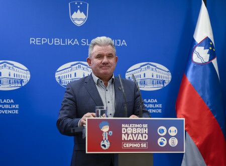Minister Andrej Vizjak za govorniškim pultom