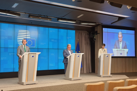 Evropski komisar Virginijus Sinkevičijus in minister Andrej Vizjak za govorniškim pultom na novinarski konferenci