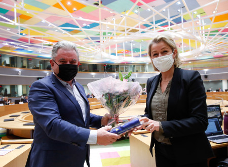 Minister Andrej Vizjak francoski ministrici Barbara Pompili predaja šopek rož in s tem simbolno predaja predsedovanje