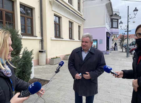 Minister podaja izjavo za televizije